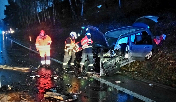 Silnici mezi Českými Budějovicemi a Krumlovem uzavřela nehoda. Řidička zraněním podlehla