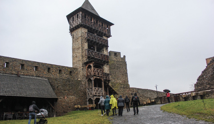Tradičnímu novoročnímu výstupu na hrad Helfštýn letos nepřálo počasí