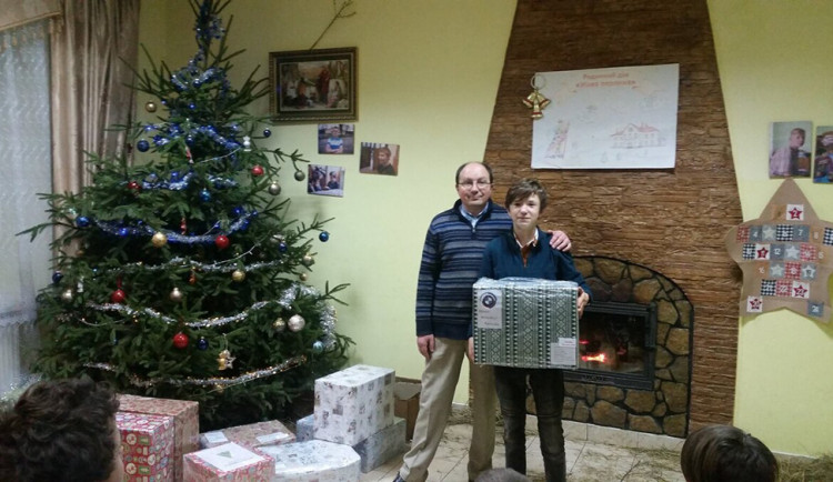 Dárky ze sbírky Arcidiecézní charity Olomouc potěšily děti na Ukrajině. Atmosféru přiblížil živý přenos