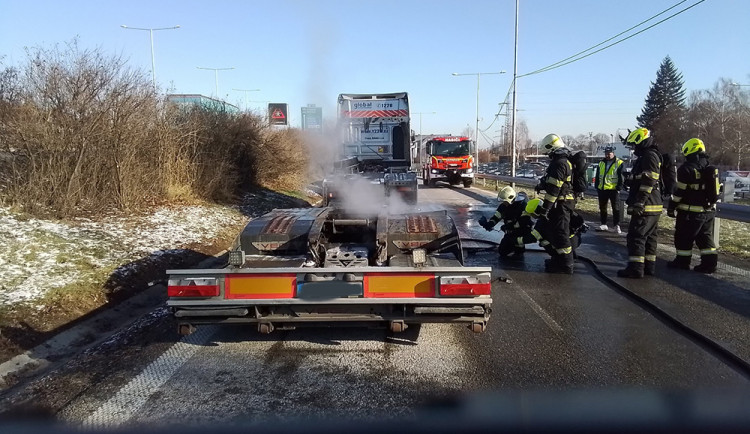 Požár náklaďáku zablokoval dálniční exit v Prostějově. Škoda překročí milion