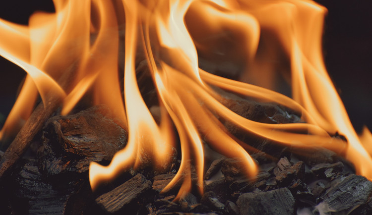 Muž bez domova se chtěl zahřát, skončil s rozsáhlými popáleninami