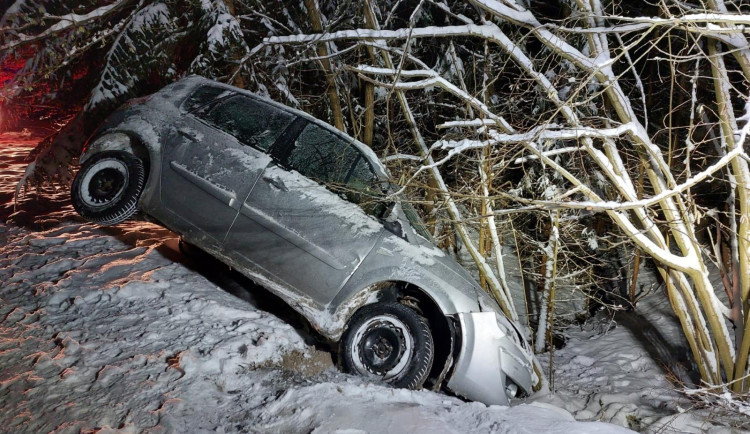 Auto, které sjelo do potoka, našel náhodný svědek. Řidič zemřel