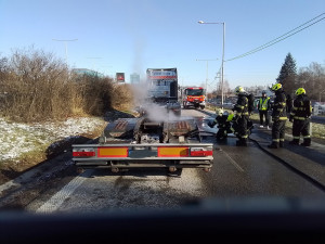 Požár náklaďáku zablokoval dálniční exit v Prostějově. Škoda překročí milion