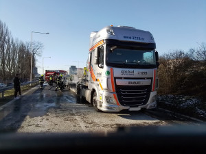 Požár náklaďáku zablokoval dálniční exit v Prostějově. Škoda překročí milion