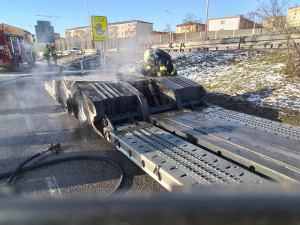 Požár náklaďáku zablokoval dálniční exit v Prostějově. Škoda překročí milion