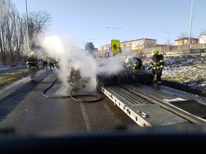 Požár náklaďáku zablokoval dálniční exit v Prostějově. Škoda překročí milion