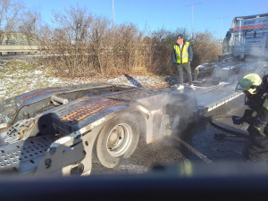 Požár náklaďáku zablokoval dálniční exit v Prostějově. Škoda překročí milion