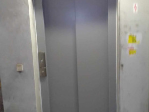 Problémy v zahraničí? Výtah pro kočárky a vozíčkáře na hlavním koridoru v Zábřehu půl roku nefungoval