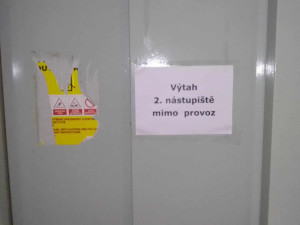 Problémy v zahraničí? Výtah pro kočárky a vozíčkáře na hlavním koridoru v Zábřehu půl roku nefungoval