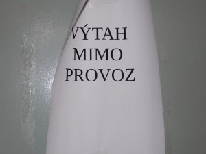 Problémy v zahraničí? Výtah pro kočárky a vozíčkáře na hlavním koridoru v Zábřehu půl roku nefungoval