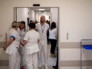 Operační sály v olomoucké Fakultní nemocnici prošly rekonstrukcí. Zkrátí čekací doby na oční klinice