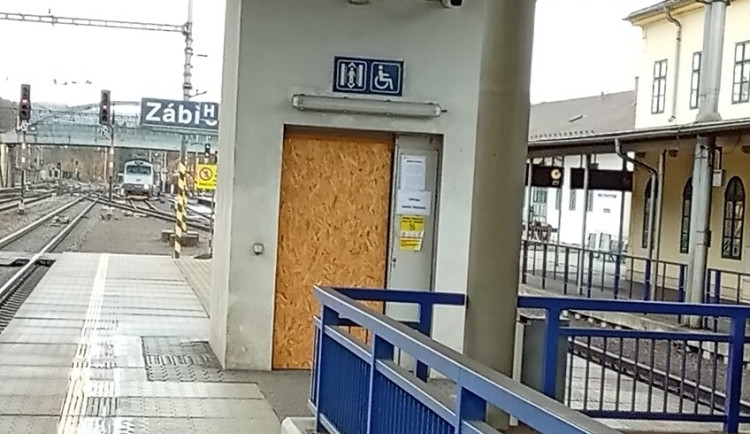 Problémy v zahraničí? Výtah pro kočárky a vozíčkáře na hlavním koridoru v Zábřehu půl roku nefungoval