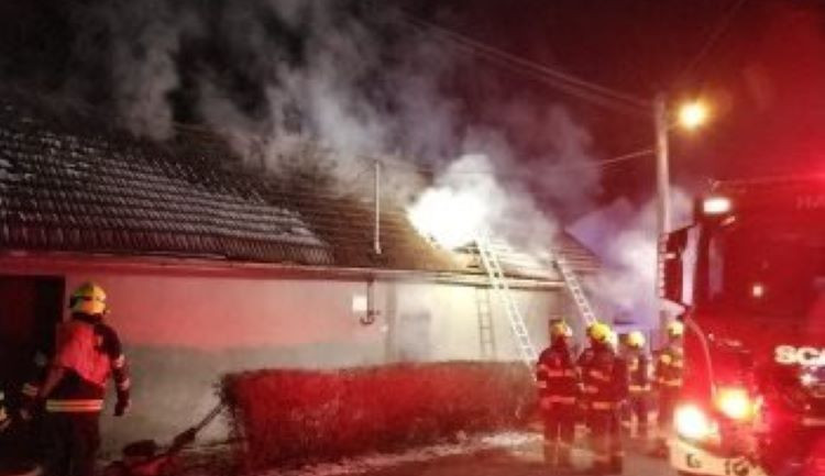 V Pavlovicích u Přerova hořela střecha rodinného domu. Škoda je téměř milion korun