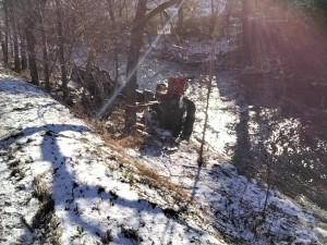 U Hanušovic se srazila dvě auta, obě spadla do potoka. Pro zraněného letěl vrtulník