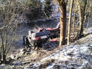U Hanušovic se srazila dvě auta, obě spadla do řeky Moravy. Pro zraněnou seniorku musel letět vrtulník