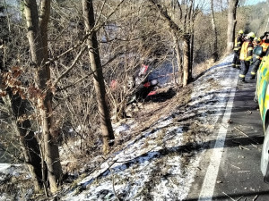 U Hanušovic se srazila dvě auta, obě spadla do potoka. Pro zraněného letěl vrtulník