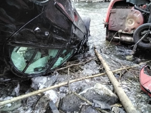 U Hanušovic se srazila dvě auta, obě spadla do potoka. Pro zraněného musel letět vrtulník