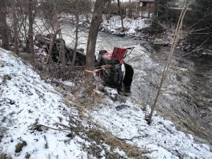 U Hanušovic se srazila dvě auta, obě spadla do potoka. Pro zraněného musel letět vrtulník