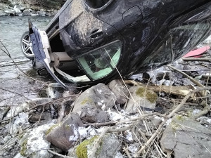 U Hanušovic se srazila dvě auta, obě spadla do potoka. Pro zraněného musel letět vrtulník