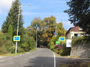 Šetrné kácení v Jeseníku. Na hřbitově město před pěti lety vysadilo habry, až nyní jdou k zemi staré lípy