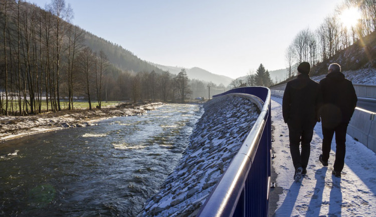 Půl kilometru za sto milionů. Obnova sesunuté silnice na Šumpersku potřebovala unikátní řešení