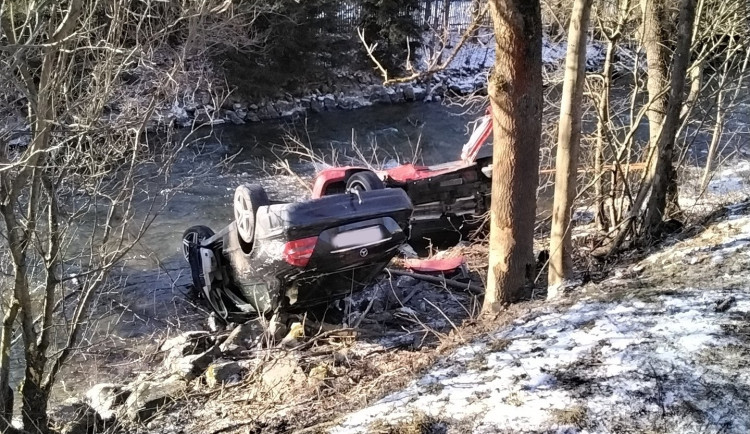 U Hanušovic se srazila dvě auta, obě spadla do potoka. Pro zraněného letěl vrtulník