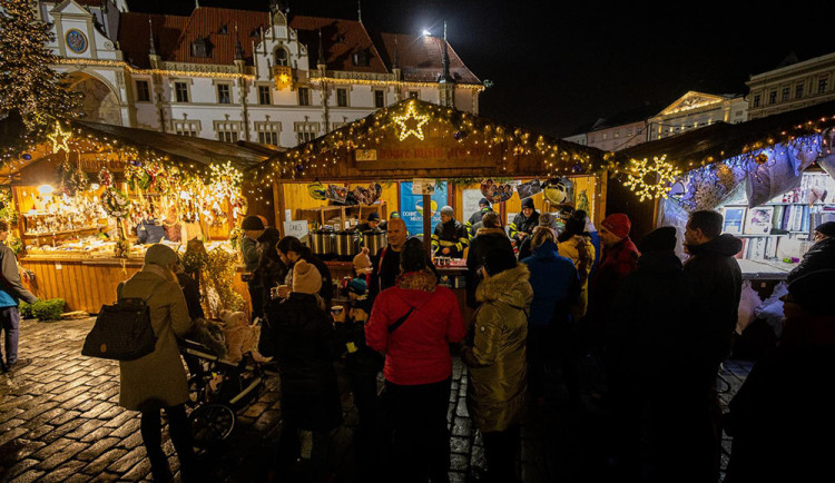 Ve stánku Dobrého místa pro život prodávali punč například hasiči