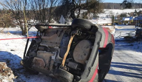 Mladá řidička na Jihlavsku bourala. Dostala se do protisměru, auto narazilo do stromu a přetočilo se na bok