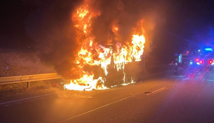 Hořící dodávka zastavila brzy ráno provoz na silnici I/35 do Liberce