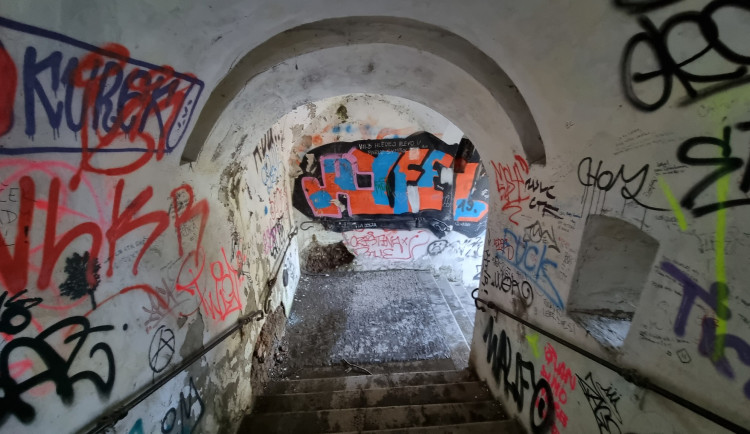 Dobrovolník přemalovává zdi starých Michalských schodů v Olomouci, které zohyzdili sprejeři