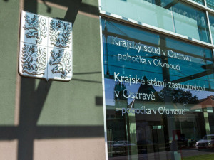 Tragický zkrat. Za udušení miminka na Olomoucku potrestal soud mladou matku třinácti lety vězení