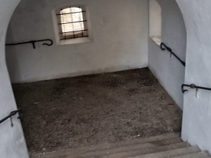 Dobrovolník spravuje zdi starobylých Michalských schodů v Olomouci, které zohyzdili sprejeři