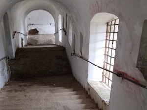 Dobrovolník spravuje zdi starobylých Michalských schodů v Olomouci, které zohyzdili sprejeři