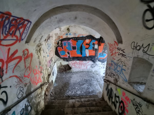 Dobrovolník přemalovává zdi starých Michalských schodů v Olomouci, které zohyzdili sprejeři