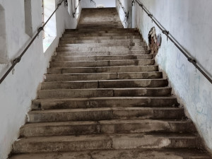 Dobrovolník spravuje zdi starobylých Michalských schodů v Olomouci, které zohyzdili sprejeři