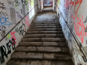 Dobrovolník spravuje zdi starobylých Michalských schodů v Olomouci, které zohyzdili sprejeři