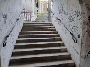 Dobrovolník spravuje zdi starobylých Michalských schodů v Olomouci, které zohyzdili sprejeři