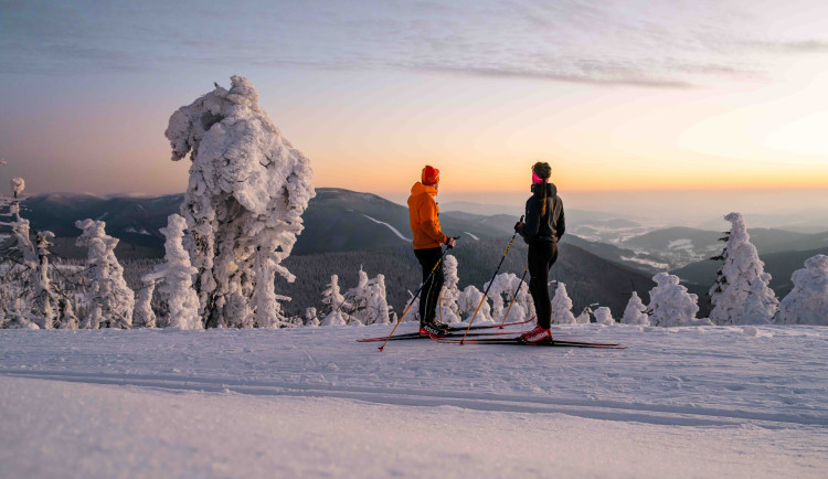 TIP NA VÍKEND: Do Jeseníků se vrátila zima, zájemce tam dovezou skibusy. V provozu je většina areálů