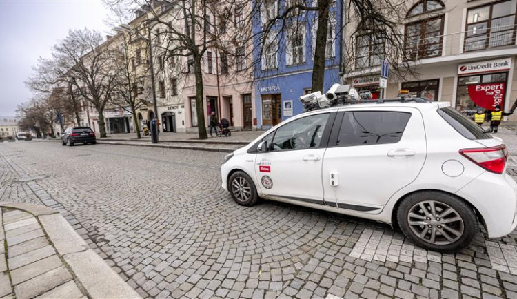 Monitorovací auto končí s pouhým sledováním ulic, od pondělí začne neukázněným řidičům posílat pokuty