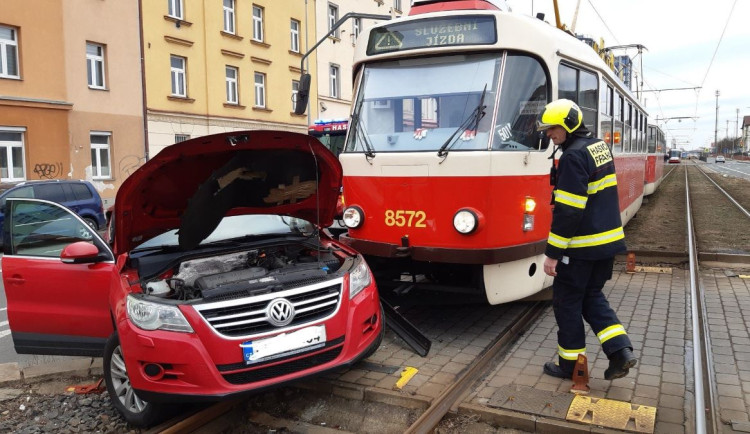 Hasiči zasahovali na Českomoravské, kde se srazilo auto s tramvají