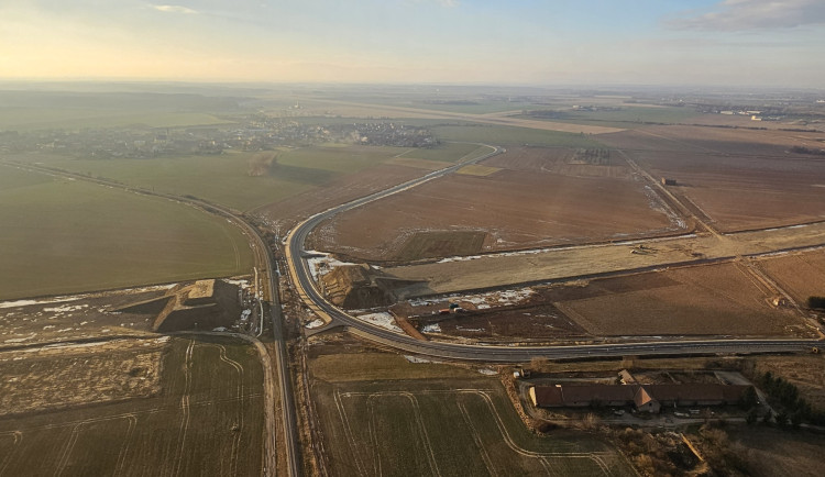 Dnes se otevře nová spojka z Přerova do Bochoře. Bývalou silnici přerušila budovaná dálnice D1