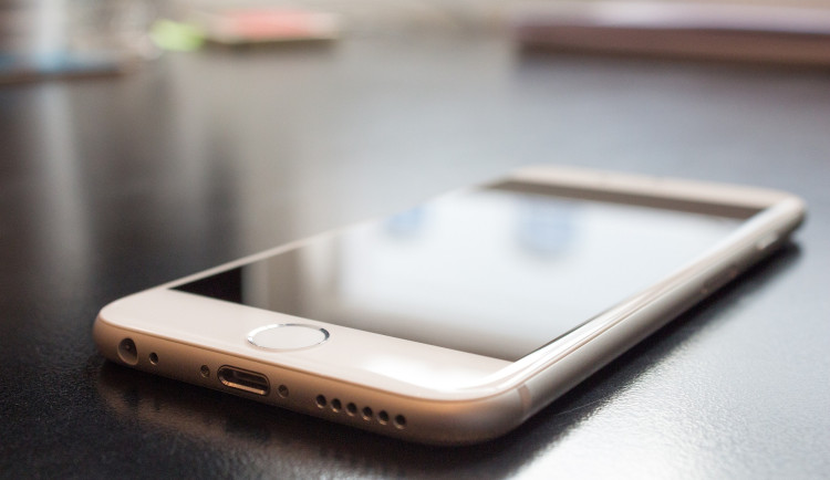 Podvodník se vydával za bankéře. Muže připravil o více než 80 tisíc