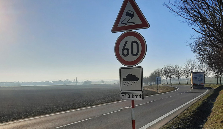 Rušný a klikatý tah u Mohelnice chce ŘSD lépe zabezpečit. Zvažuje i protismykovou úpravu vozovky