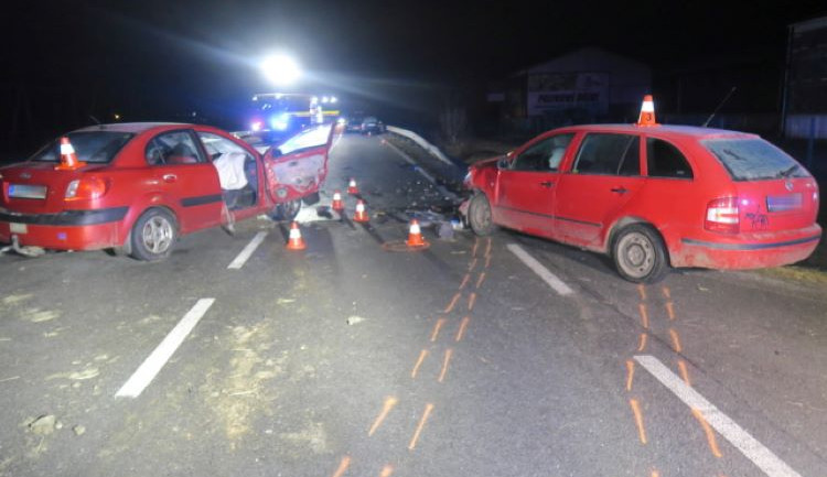 Auto srazilo na Přerovsku holčičku, letěl pro ni vrtulník. Zrovna vystoupila z jiného havarovaného vozu