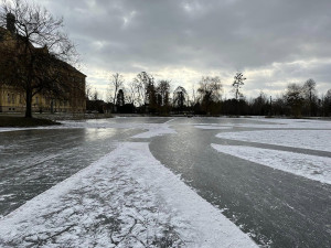 Rybník ometený frézami a nasvícený reflektory. V Litovli se bruslí i večer, zájem je enormní