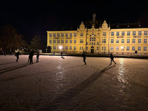 Rybník ometený frézami a nasvícený reflektory. V Litovli se bruslí i večer, zájem je enormní