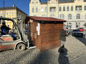 Rybník ometený frézami a nasvícený reflektory. V Litovli se bruslí i večer, zájem je enormní