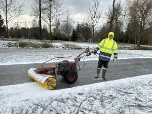 Rybník ometený frézami a nasvícený reflektory. V Litovli se bruslí i večer, zájem je enormní