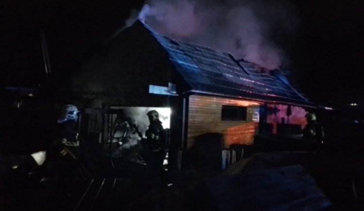 V Olomouci v noci hořela obytná chata, škoda překročí dva miliony