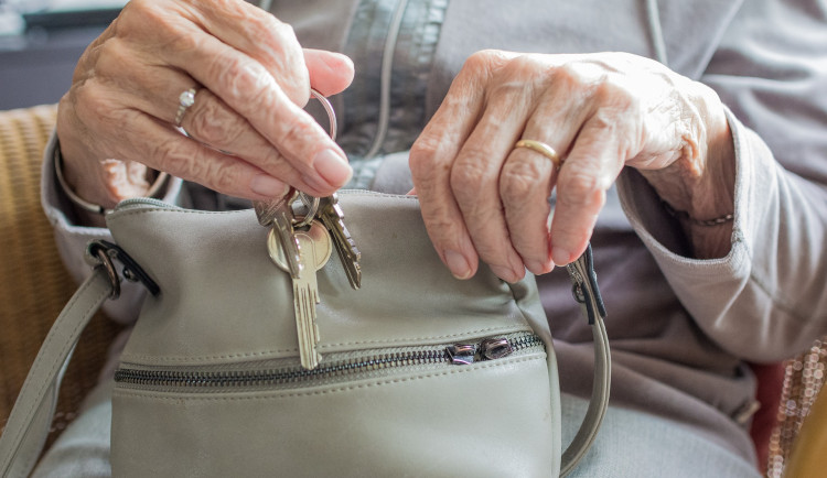 V Jablonci se objevili podomní prodejci. Město před nimi varuje